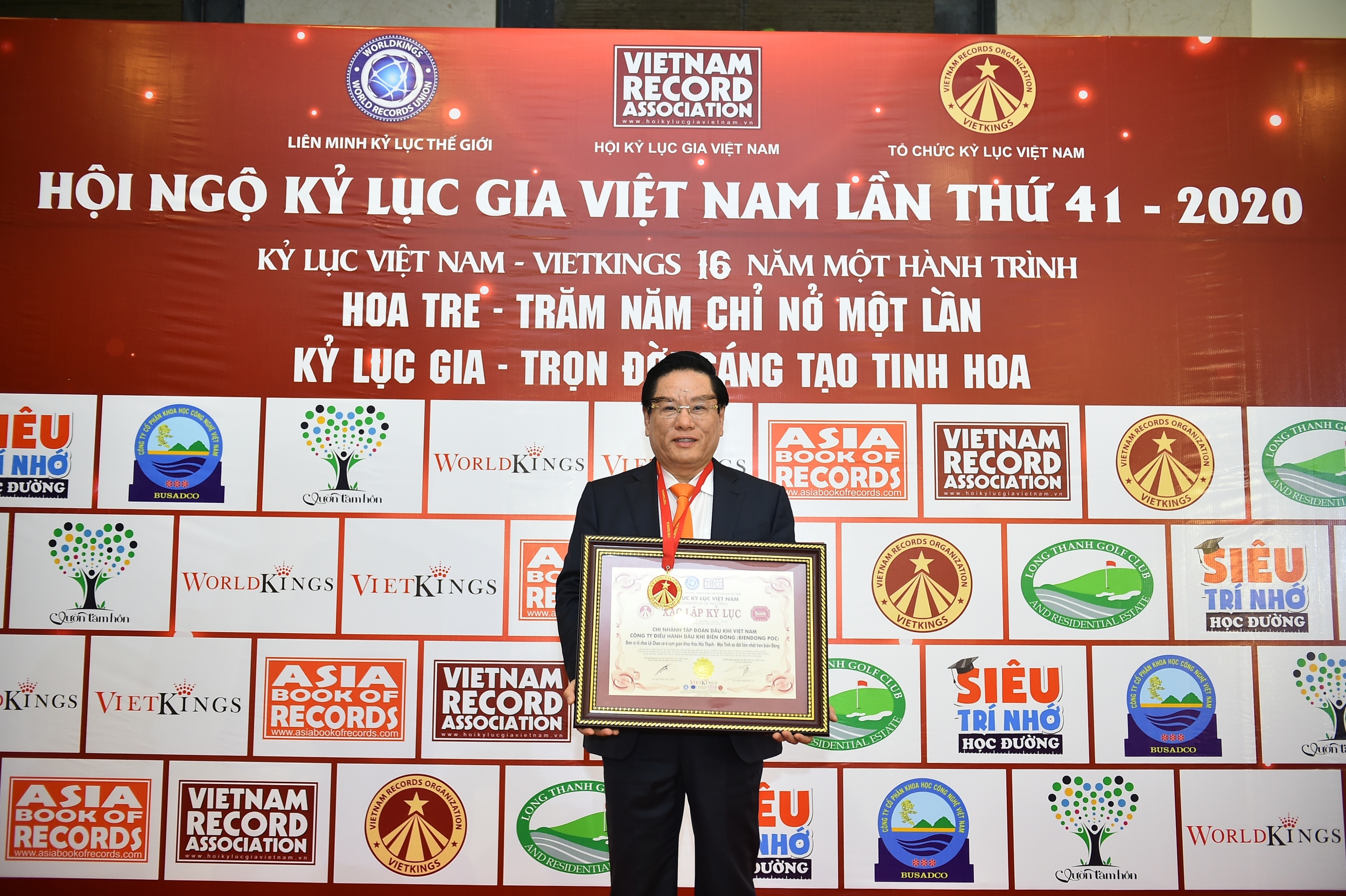 BIENDONG POC nhận Kỷ lục Việt Nam “Đơn vị tổ chức lễ Chào cờ ở cụm giàn khai thác Hải Thạch – Mộc Tinh xa đất liền nhất trên Biền Đông”
