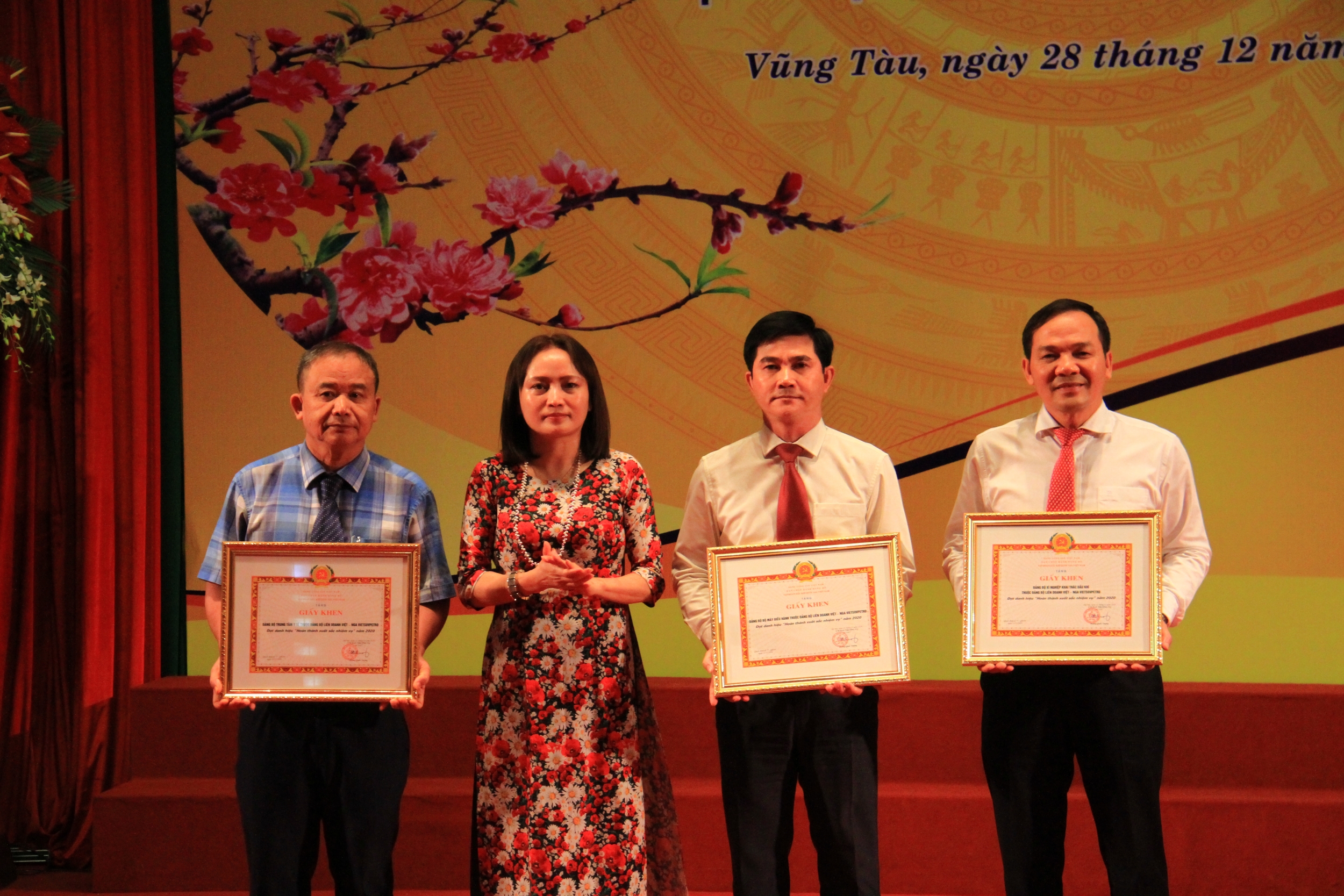 Vietsovpetro tổ chức thành công Hội nghị tổng kết công tác Đảng năm 2020, triển khai nhiệm vụ và Hội nghị Người lao động năm 2021