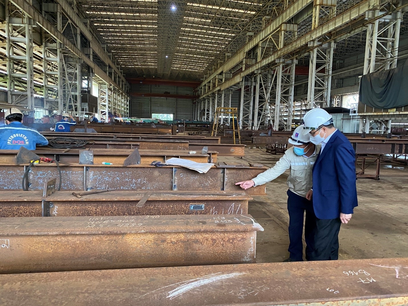 Tổng Giám đốc Petrovietnam Lê Mạnh Hùng thị sát toàn bộ phân xưởng tổ hợp kết cấu thép của DQS