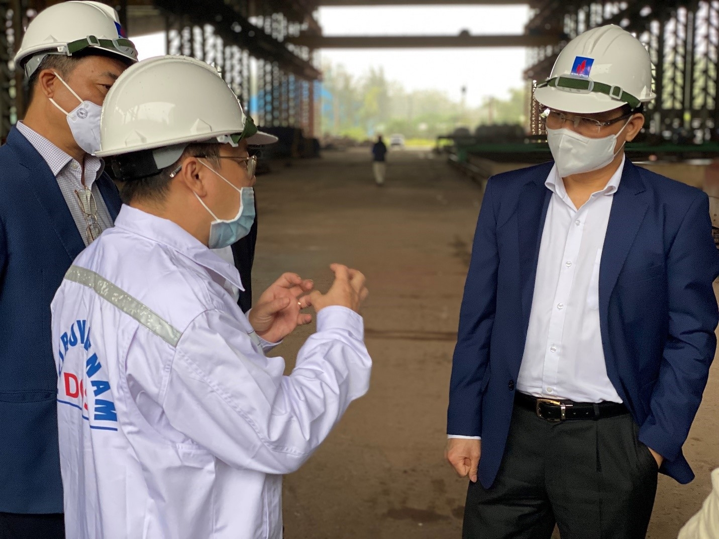 Tổng Giám đốc Petrovietnam Lê Mạnh Hùng thị sát công tác chế tạo hệ thống băng tải than cho NMNĐ Thái Bình 2 tại DQS
