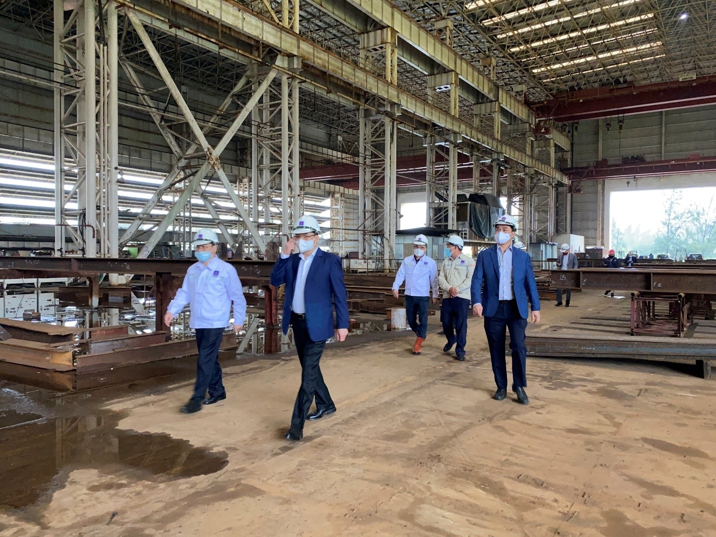 Tổng Giám đốc Petrovietnam Lê Mạnh Hùng thị sát công tác chế tạo hệ thống băng tải than cho NMNĐ Thái Bình 2 tại DQS