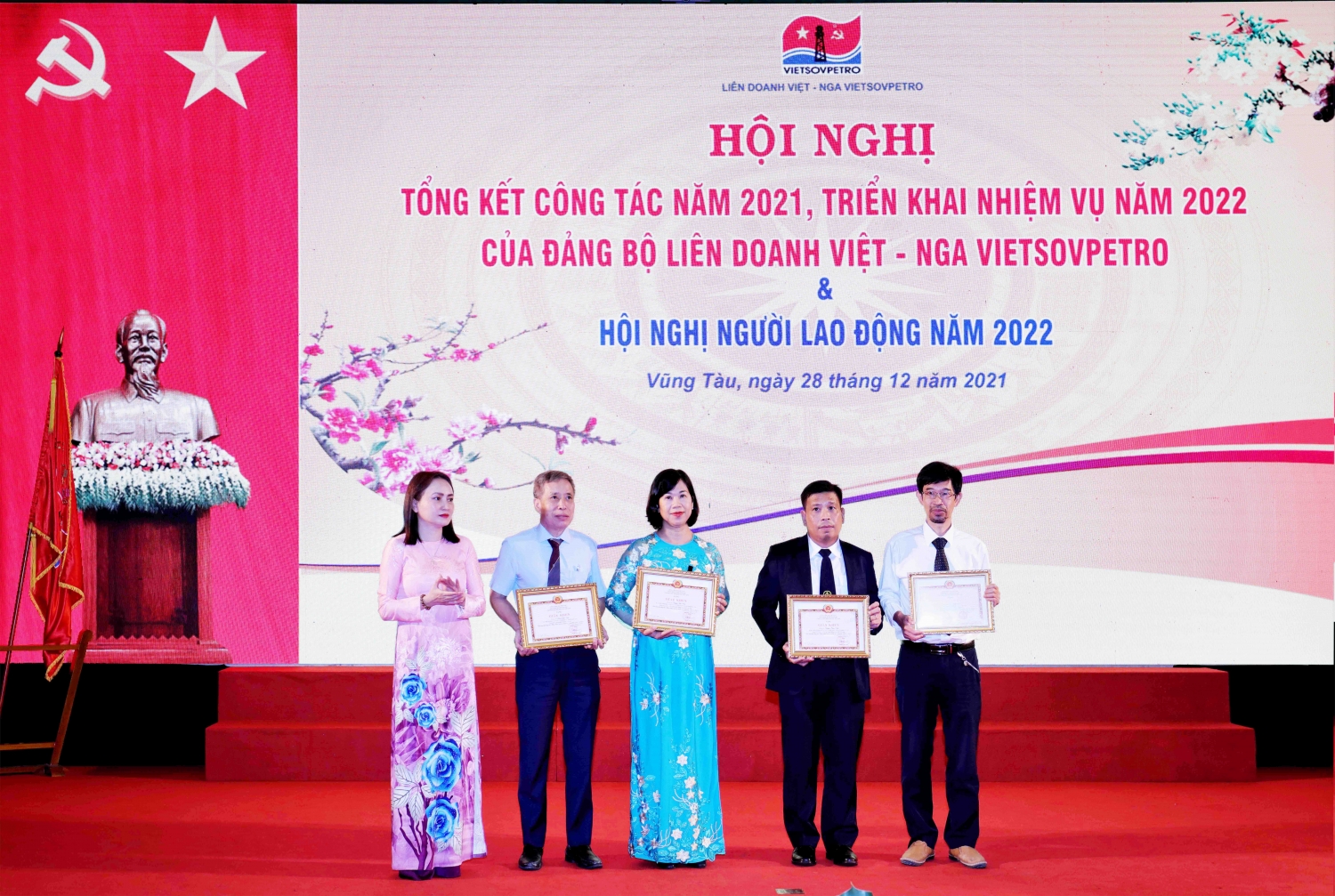 Vietsovpetro tổ chức Hội nghị Tổng kết công tác Đảng năm 2021 và Hội nghị Người lao động năm 2022 Vietsovpetro tổ chức Hội nghị Tổng kết công tác Đảng năm 2021 và Hội nghị Người lao động năm 2022