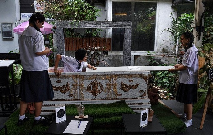 Rợn người quán cà phê 