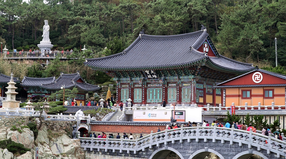 Khám phá ngôi chùa cổ bên bờ biển ở Busan, Hàn Quốc
