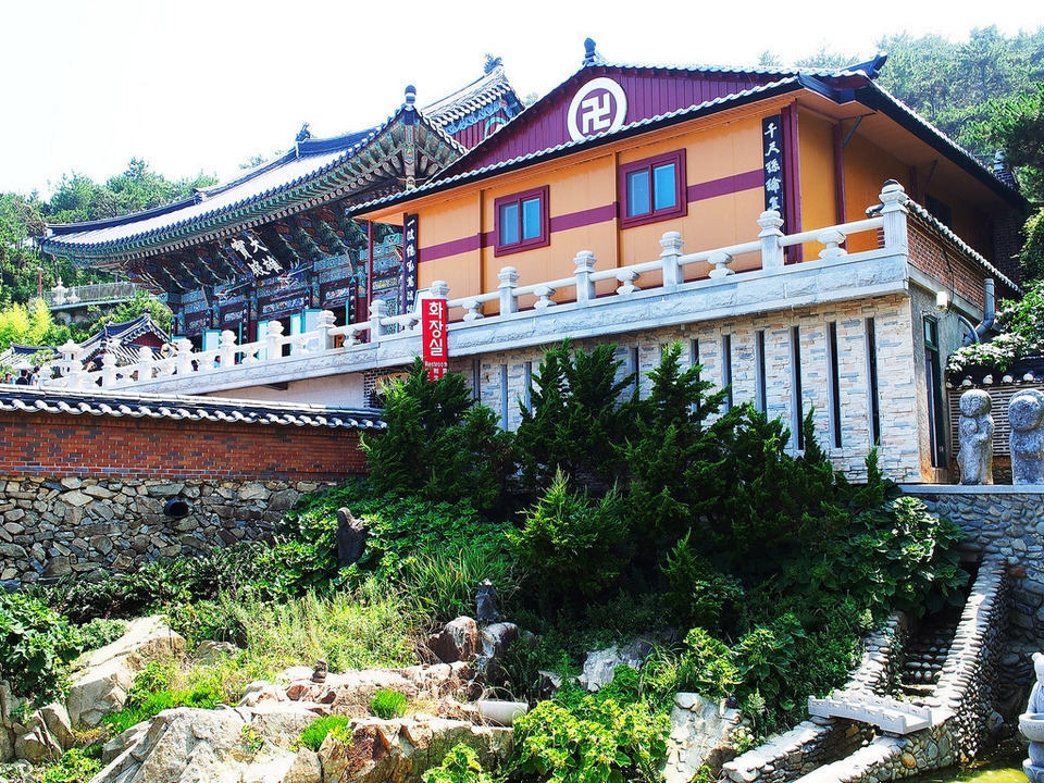 Khám phá ngôi chùa cổ bên bờ biển ở Busan, Hàn Quốc