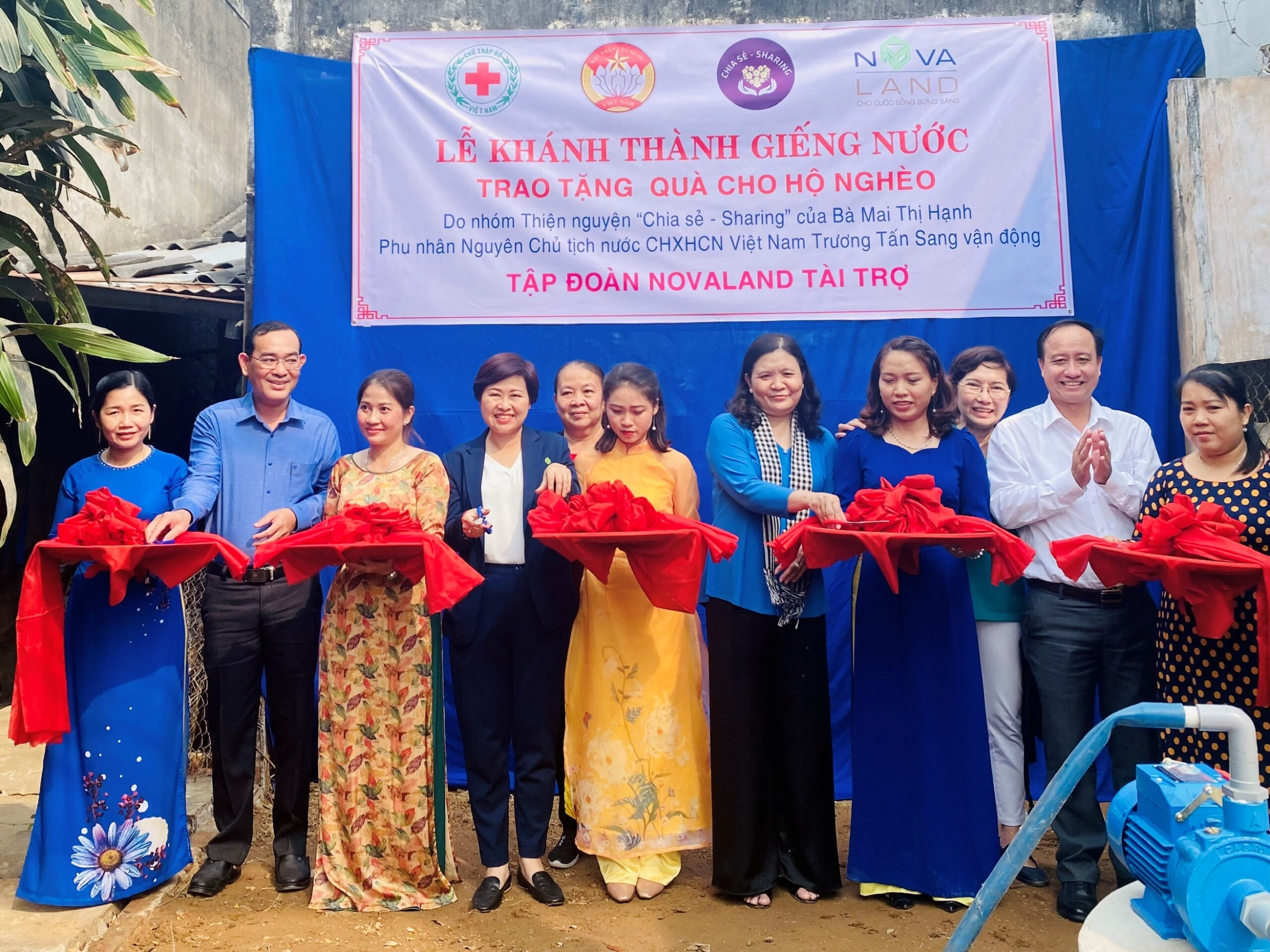 Lãnh đạo tỉnh Bến Tre cùng đại diện Tập đoàn Novaland dự lễ khánh thành công trình 200 giếng nước tặng cho người dân