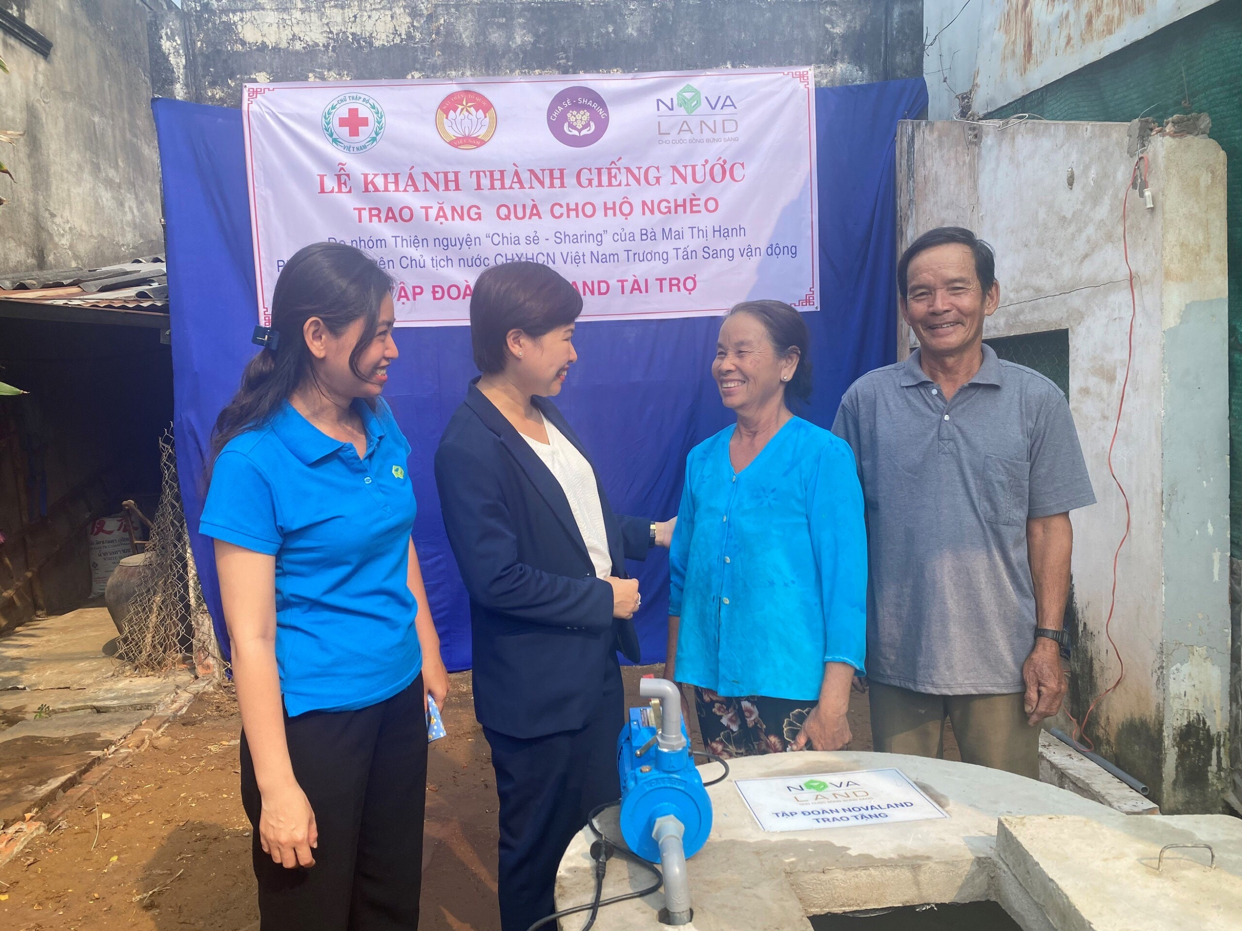 Ông Huỳnh Nhân Hòa (Huyện Ba Tri) cười rạng rỡ trong ngày đón nhận giếng nước.