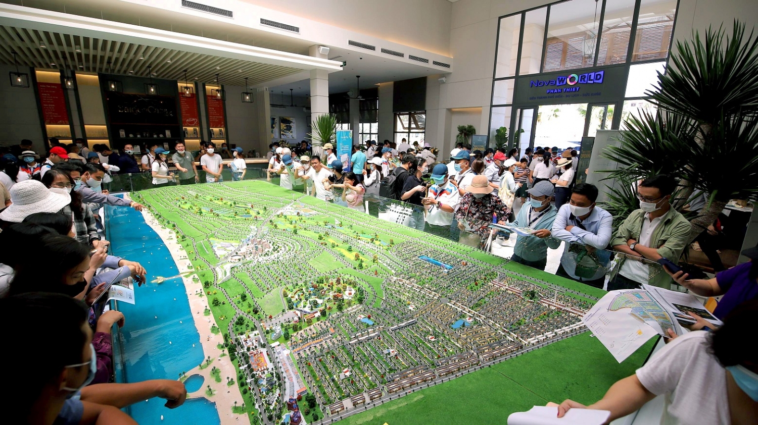 Nhà đầu tư tham quan sa bàn Dự án NovaWorld Phan Thiet tháng 03 vừa qua.