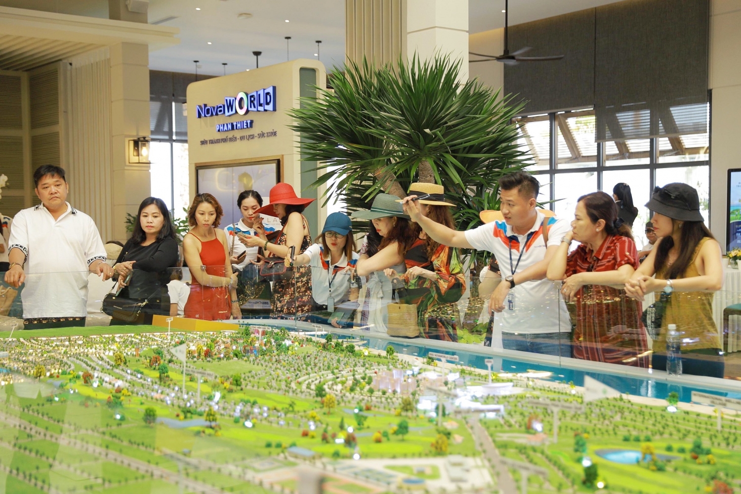 Tiến độ thi công nhanh, đúng cam kết là ưu thế giúp Novaworld Phan Thiet thu hút nhiều nhà đàu tư tìm kiếm “ngôi nhà thứ 2”. Ảnh khách hàng tham quan sa bàn D ự án.
