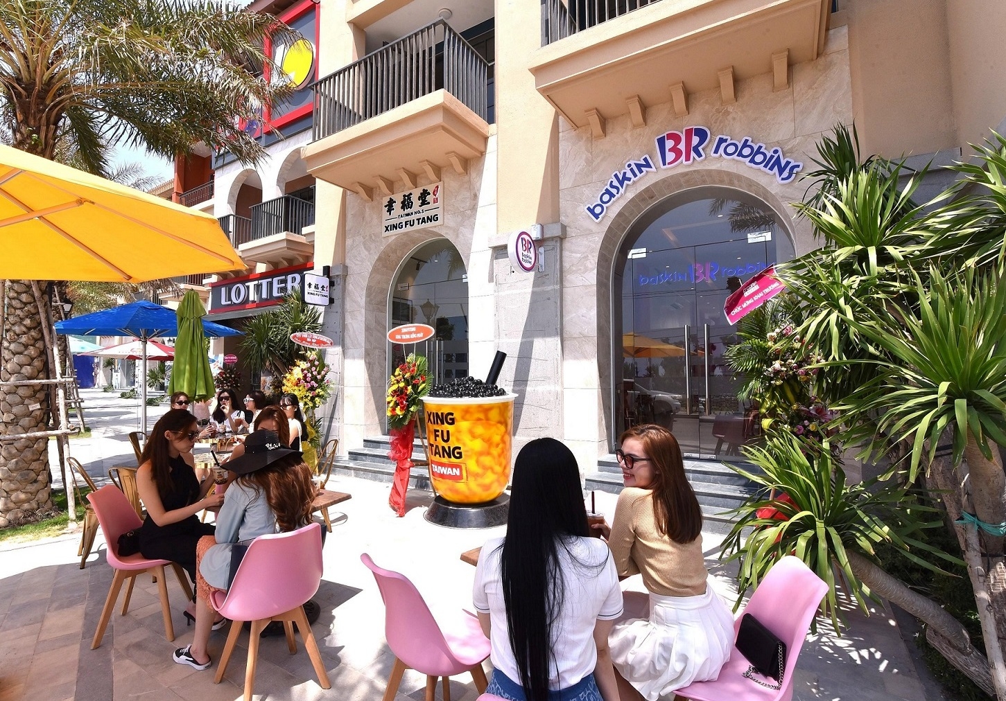 Nhiều khách hàng tham quan, mua sắm ở tuyến phố thương mại vừa ra mắt tại NovaWorld Phan Thiet. Ảnh thực tế dự án tháng 4/2021.