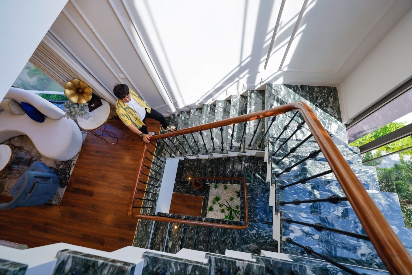 Thiết kế nhà được bố trí ô cửa kính đón nắng tự nhiên Thiết kế nhà được bố trí ô cửa kính đón nắng tự nhiên