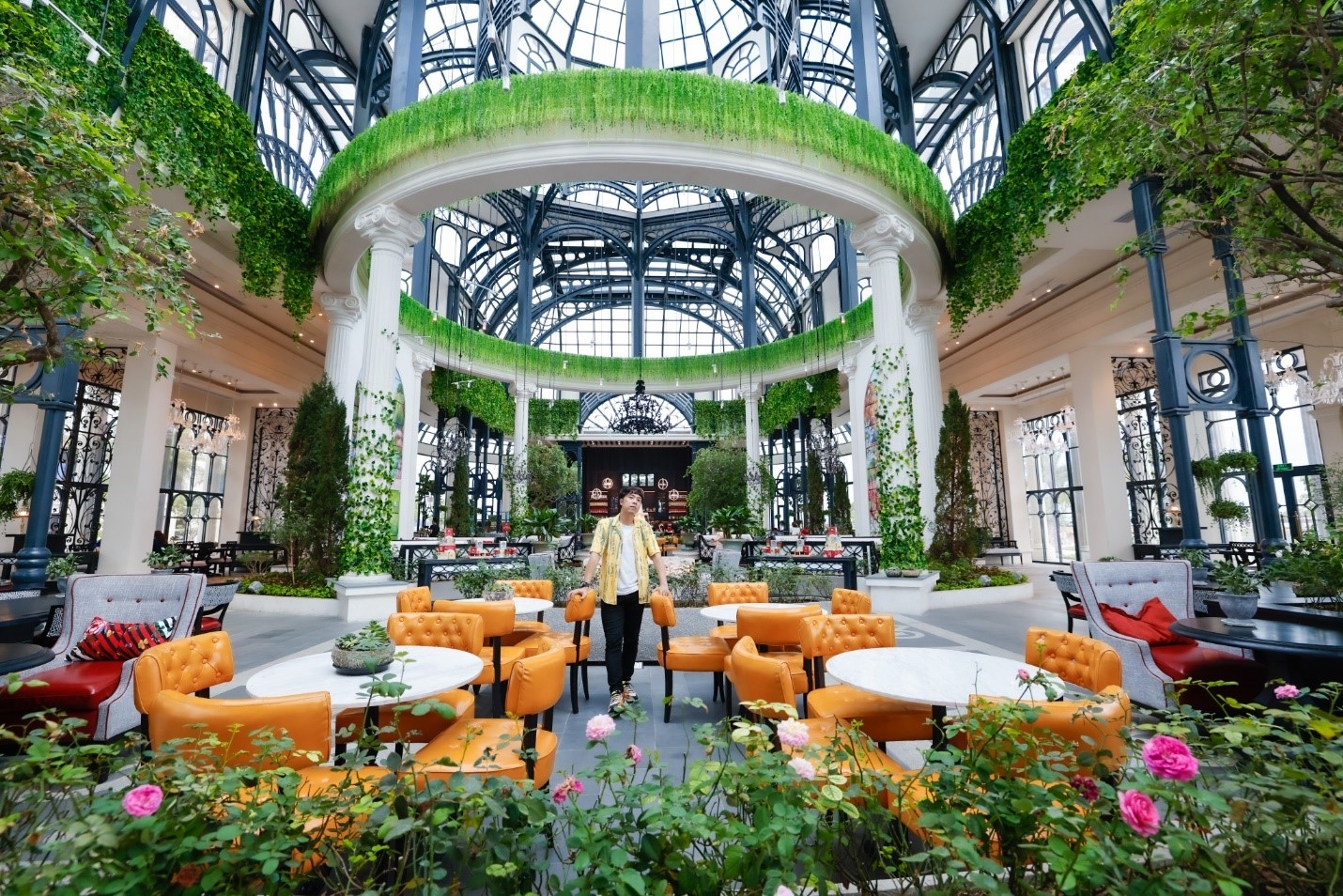 Tại dinh thự ánh sáng Garden Palace, khách hàng có thể vừa uống cà phê, tìm hiểu không gian sống mới và check-in những khung hình đẹp như ý Tại dinh thự ánh sáng Garden Palace, khách hàng có thể vừa uống cà phê, tìm hiểu không gian sống mới và check-in những khung hình đẹp như ý