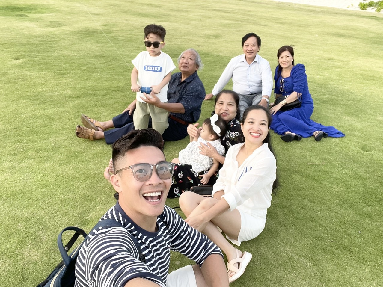 Hồng Phượng cũng đồng quan điểm với chồng, thay vì sống riêng để tự do, tự tại, cô thích không khí đầm ấm, náo nhiệt, cả nhà quây quần bên nhau...