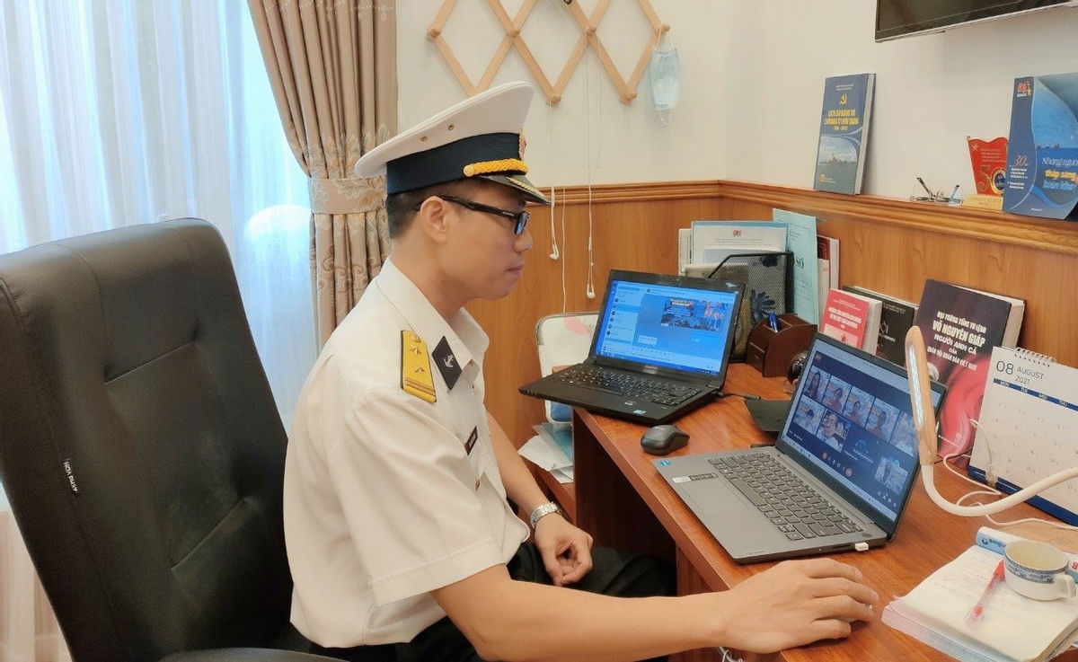 Trung tá Mai Thắng- Bộ Tư lệnh Vùng 2 Hải quân- người đoạt giải trong cuộc thi dự Lễ trao giải, ảnh Châu Thư.