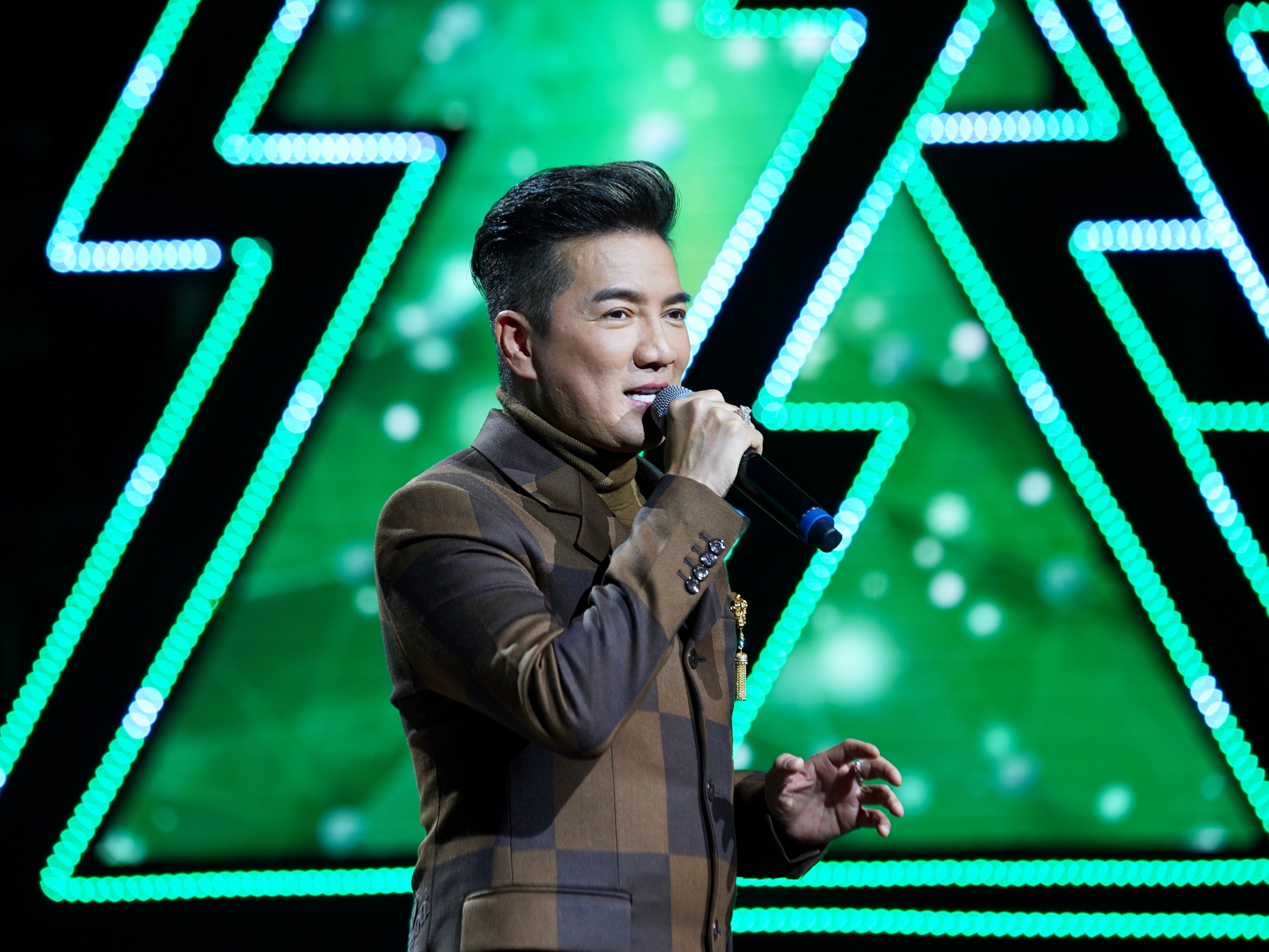 Chương trình quy tụ nhiều nghệ sĩ nổi tiếng tham gia.