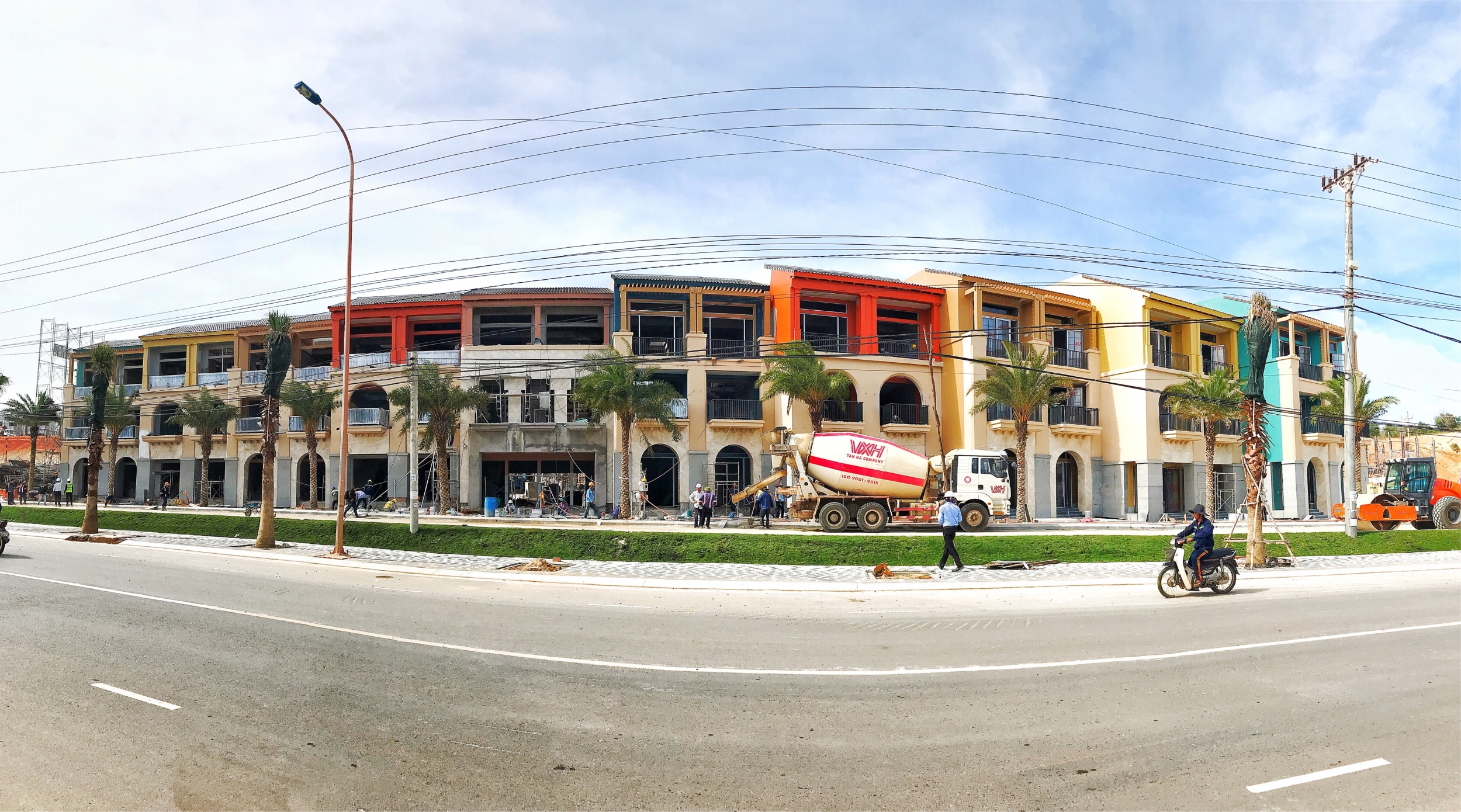 Dãy shophouse hai mặt tiền tại NovaWorld Phan Thiet đang hoàn thiện và chuẩn bị bàn giao thu hút khách quan tâm dịp cuối năm