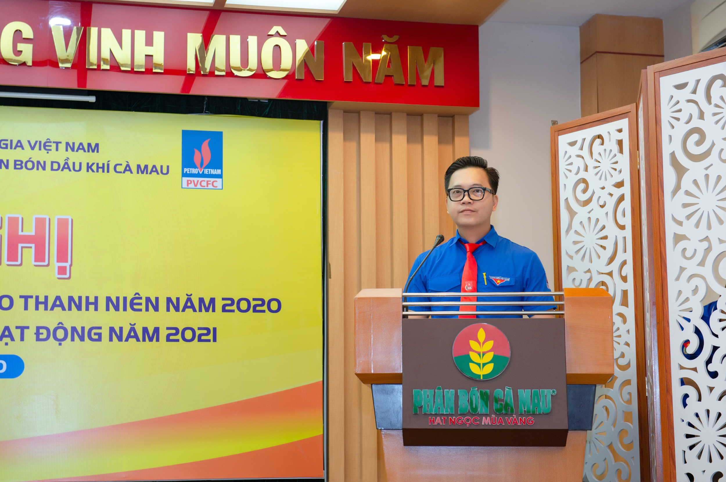 Đại diện BCH Chi đoàn trình bày tham luận tại Hội nghị