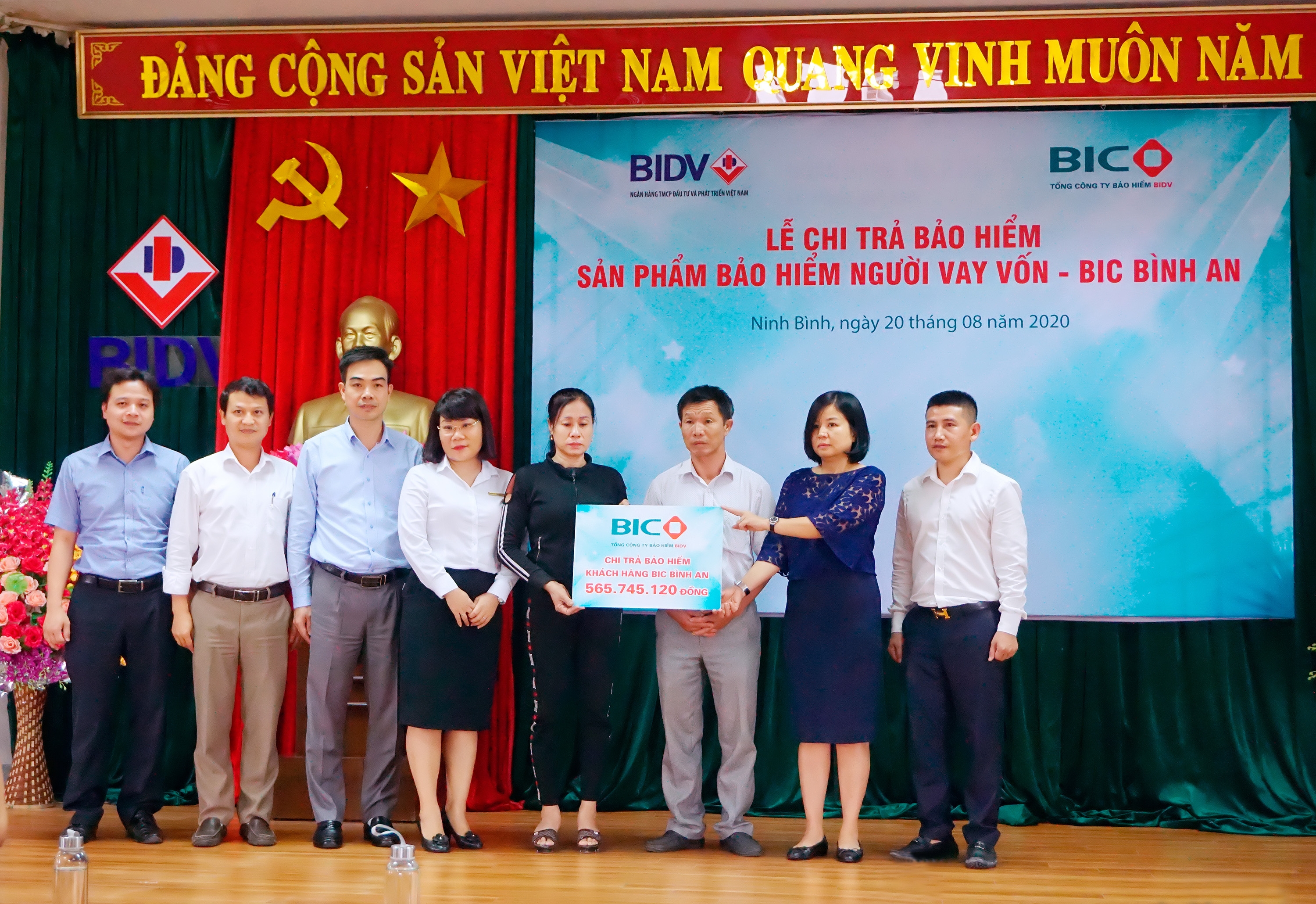 bic trao hon 15 ty dong quyen loi bao hiem cho khach hang vay von tai nam dinh ninh binh