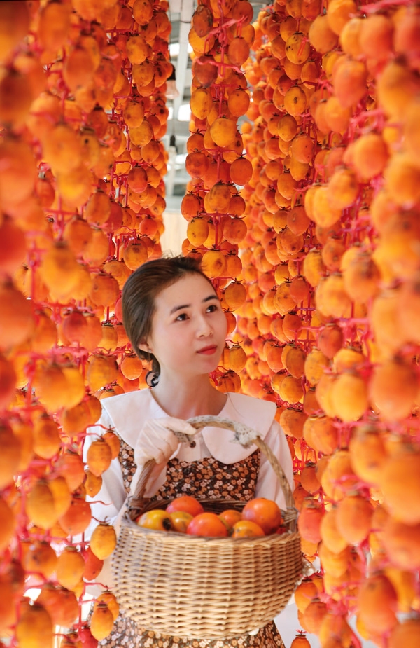 Trời thu dạo bước vườn hồng...