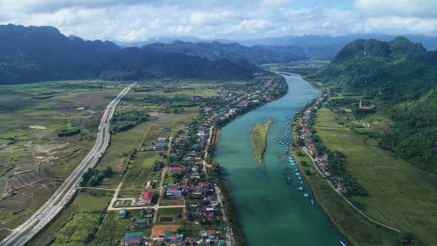Bay dù lượn ngắm “Miền di sản Phong Nha”