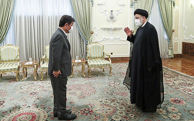 Tổng thống Iran Ebrahim Raisi, phải, chào mừng Bộ trưởng Ngoại giao Nhật Bản Toshimitsu Motegi đến dự cuộc gặp tại văn phòng tổng thống, ở Tehran, Iran, vào ngày 22 tháng 8 năm 2021. Tổng thống Iran Ebrahim Raisi, phải, chào mừng Bộ trưởng Ngoại giao Nhật Bản Toshimitsu Motegi đến dự cuộc gặp tại văn phòng tổng thống, ở Tehran, Iran, vào ngày 22 tháng 8 năm 2021.