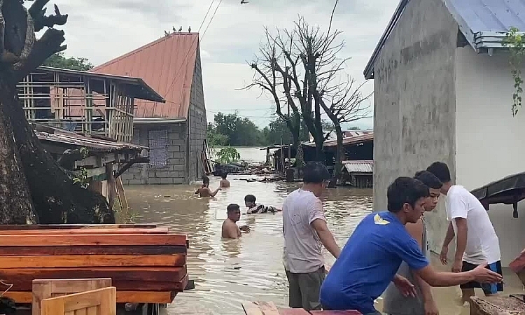 Siêu bão Noru đổ bộ Philippines khiến 5 nhân viên cứu hộ thiệt mạng