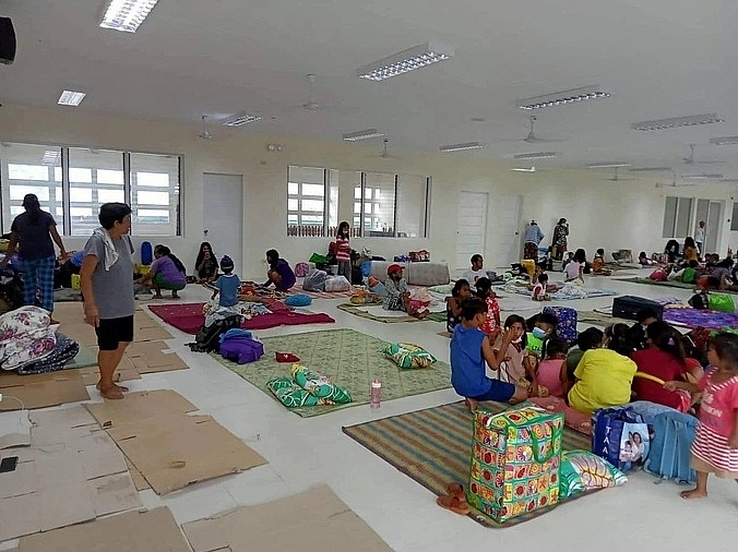 Người dân trú tạm trong một khu vực sơ tán được chính quyền lập nên. 