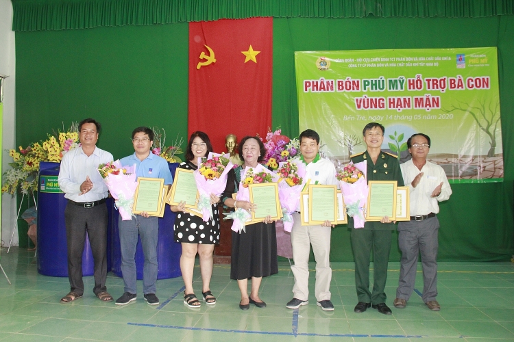 cong doan pvfcco tang bon nuoc cho ba con vung han man ben tre
