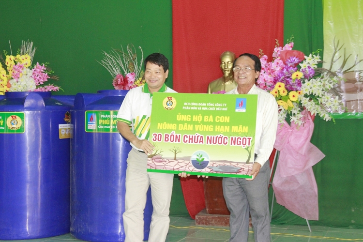 cong doan pvfcco tang bon nuoc cho ba con vung han man ben tre