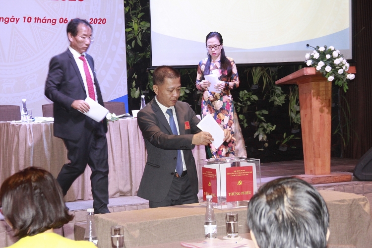quyet liet doi moi vi su phat trien ben vung