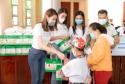 Hoa hậu Tiểu Vy kêu gọi cộng đồng quyên góp mua vaccine cho công nhân nghèo