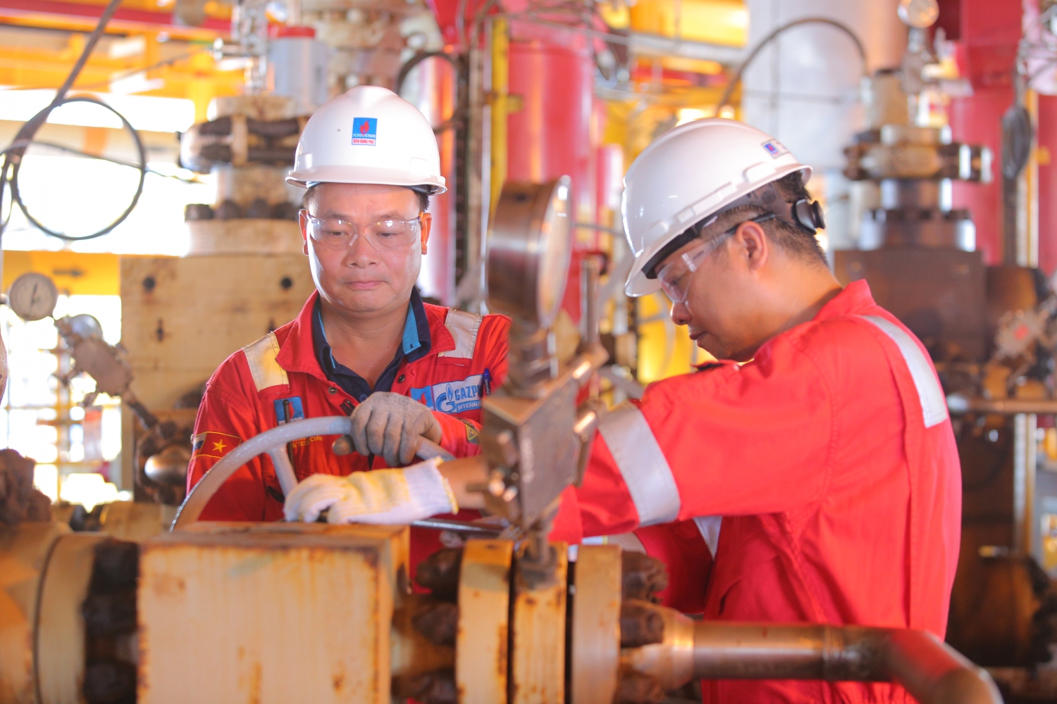 Cần có quy định về lựa chọn nhà thầu cung cấp hàng hóa, dịch vụ dầu khí