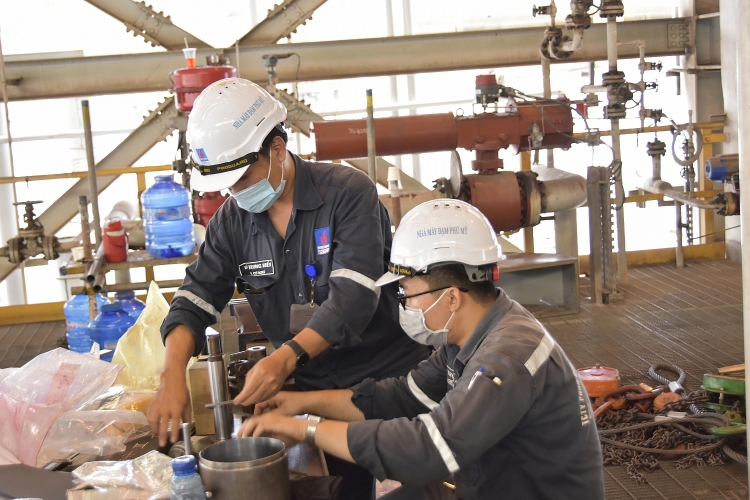 Hoàn thành “mục tiêu kép” nhờ tích cực học tập và làm theo Bác Hoàn thành “mục tiêu kép” nhờ tích cực học tập và làm theo Bác