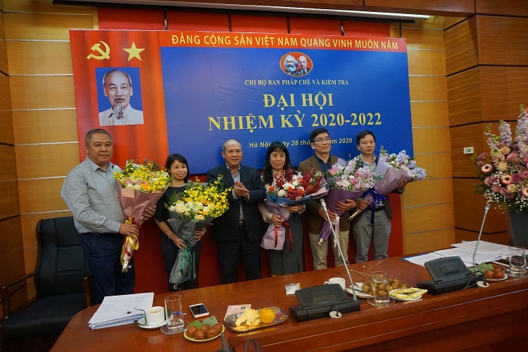 chi bo phap che va kiem tra doan ket dong long xay dung chi bo vung manh