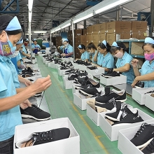 Công nghiệp chế biến chế tạo 10 tháng: Dệt may vẫn khó, da giày khởi sắc