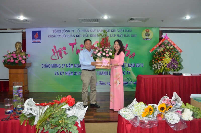 ban nu cong pvc ms to chuc hoi thi cam hoa nghe thuat