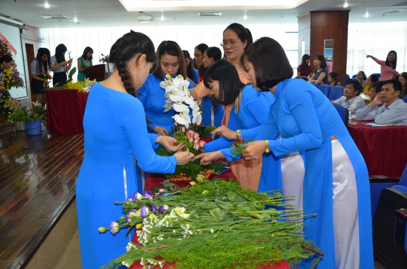 ban nu cong pvc ms to chuc hoi thi cam hoa nghe thuat