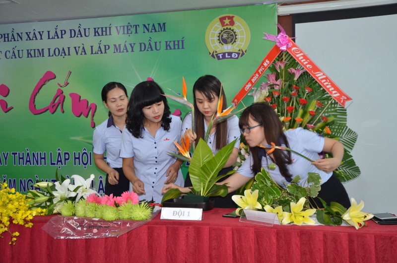 ban nu cong pvc ms to chuc hoi thi cam hoa nghe thuat
