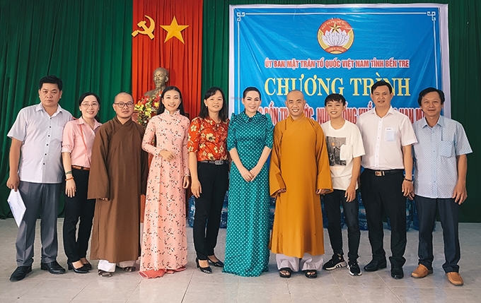 phi nhung quyen gop 200 trieu giup nguoi dan mien tay