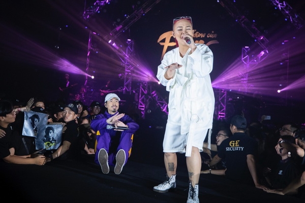 hhen nie doi vuong mien catwalk trong liveshow cua den vau
