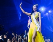 H'Hen Niê đội vương miện, catwalk trong liveshow của Đen Vâu