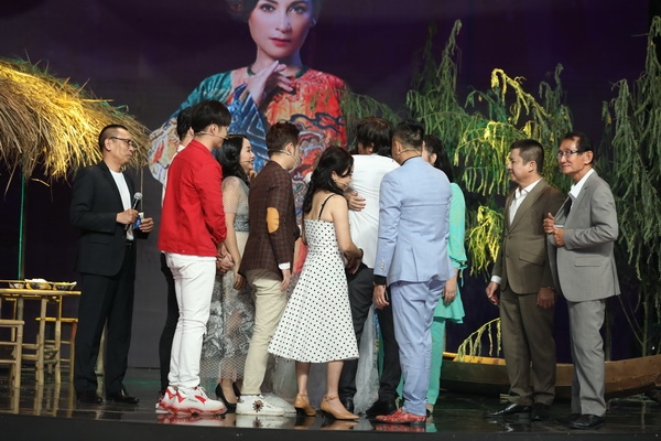 phi nhung khoc nuc no noi ve cuoc song mo coi cha me